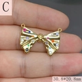 Macro d'un pendentif nœud doré avec zircons colorés et dimensions de 30,8x20,8 mm - Noeud Papillon en Zircon Coloré (Style C) / 30.8*20.8mm