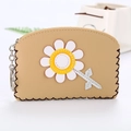 Détail du porte-monnaie en cuir PU beige avec fleur de marguerite 3D et porte-clés métal - Beige