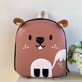 Dettaglio dello zaino rigido a forma di capibara per bambini con orecchie in peluche - Marrone