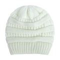 Dettaglio macro della trama in maglia grossa bianco crema sul cappello invernale neonato - Bianco