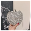 Detalle del bolso de noche plateado en forma de corazón con cristales y cadena metálica - Plateado