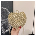 Primer plano del bolso de fiesta dorado con forma de corazón y pedrería de cristal - Dorado