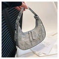 Dettaglio della borsa a mezzaluna argento con texture metallica stropicciata e zip - Metallizzato Pieghettato / Argento