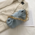 Blaue PU-Leder Cloud Bag mit Raffung und dicker goldener Gliederkette als Riemen - Blau