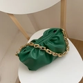 Grüne Cloud-Bag aus PU-Leder mit goldener Kette auf einem weißen Stuhl - Grün