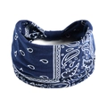 Détail du bandeau de yoga en coton bleu marine avec motif cachemire et design noué - Navy Paisley (#6)