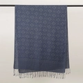 Dettaglio della sciarpa blu scuro con motivi damascati e rifinitura con frange eleganti - Blu Scuro Motivo Damasco