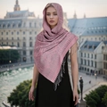Dettaglio della sciarpa jacquard rosa con motivi paisley e rifiniture con frange - Rosa Meandro Jacquard