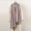 Dettaglio dello scialle rosa-grigio con motivi greci e fiori barocchi con frange - Rosa Grigio Motivo Barocco