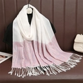 Dettaglio di sciarpa con motivo paisley rosa e nappe appesa su un abito scuro - Bianco Rosa Motivo Paisley