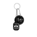 Dettaglio del portachiavi a forma di racchetta da pickleball nera con logo e catena argento - Racchetta Nera + Pallina Nera / Nero