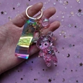 Dettaglio macro del portachiavi a forma di orsetto rosa con cinturino olografico e glitter - Fibbia Cinturino Pelle + Orso Perla B3-2 / Rosa Chiaro