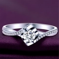 Anello classico in moissanite da 1 carato con fascia pavé intrecciata su velluto - Stile Angel's Kiss Fascia Intrecciata (NJZ-66)