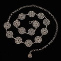 Detail van boheemse gouden metalen kettingriem met ronde patronen en rooshanger - Goud Opengewerkte Schijf Roos (Stijl 6)