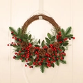 Weihnachtskranz mit Zapfen und roten Beeren hängend an einer weißen Tür - Tannenzapfen Rote Beere Kranz (50x45cm)