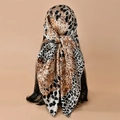 Dettaglio di un foulard quadrato in raso maculato legato come un elegante copricapo - Stampa Leopardata Marrone Rosa(FJ992-3#)