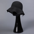 Gros plan détaillé sur le bord ondulé et la texture tricotée noire du chapeau de paille - Bord 8cm / Noir