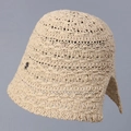Detail van beige gehaakte zomerhoed met geweven textuur en een klein metalen logo - M(56-58cm) / Beige