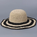 Détail du chapeau de paille tissé main montrant texture fine et rayures - Beige