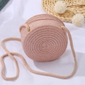 Dettaglio ravvicinato della borsa a tracolla rotonda in paglia intrecciata rosa - Borsa Rotonda Piccola / Diametro 12cm / Rosa
