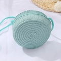 Dettaglio della borsa a tracolla intrecciata azzurra con trama e cerniera in metallo - Borsa Rotonda Piccola / Diametro 12cm / Blu