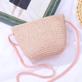 Vista dettagliata della borsa a tracolla in paglia intrecciata rosa con cinturino - Borsa a Conchiglia Grande / 19*14*5cm / Rosa