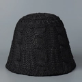 Primer plano de la textura de punto de ochos gruesos en un sombrero de cubo negro de lana - M (56-58cm) / Negro