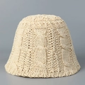 Detalle del sombrero de pescador en punto crema con textura de trenzas y borde ondulado - M (56-58cm) / Beige