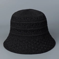 Detailansicht des schwarzen Strick-Fischerhuts mit filigranen Häkel-Webmustern - M (56-58cm) / Schwarz