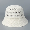 Detailansicht des weißen gehäkelten Strickmusters eines minimalistischen Fischerhuts - M (56-58cm) / Weiß