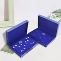 Blaue Schmuck-Geschenkbox mit verschiedenen silbernen Ohrsteckern in Blumen- und Baumformen - Königsblau 7-Slot Ohrring Box + Handtasche / Königsblau