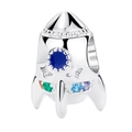 Macro-detail van een zilveren raketbedel met kleurrijke zirkonen en blauw emaille - Ruimteraket Charm