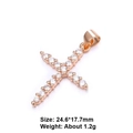 Dettaglio macro del ciondolo a croce in oro rosa con zirconi e guscio di abalone colorato - Croce Oro Rosa-Micro Pave Zirconia (24.6*17.7mm)