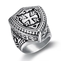 Anello vintage in acciaio inossidabile a forma di scudo con croce incisa in argento antico - US 10 / Anello Croce Scudo (06506)