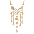 Detail der goldenen Punk-Totenkopfkette mit mehreren Skelett-Anhängern aus Legierung - Gold