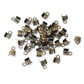 Primer plano de terminales de cordón metálicos en bronce antiguo para bisutería artesanal - 3mm (200 Piezas) / Bronce
