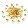 Vista detallada de terminales metálicos dorados para creación de joyas y manualidades en cuero - 3mm (200 Piezas) / Dorado