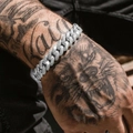 Bracciale cubano in argento con diamanti scintillanti su un polso tatuato - Argento