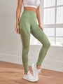 Detailansicht der atmungsaktiven Mesh-Einsätze und der nahtlosen High-Waist-Yogahose - Armeegrün