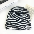 Gemütliche Strickmütze mit Zebramuster in Schwarz-Weiß für warme Wintertage - M / Zebramuster