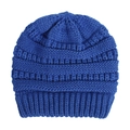 Dettaglio del berretto in maglia blu scuro con trama a onde e polsino elastico a coste - Blu Zaffiro