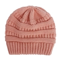 Dettaglio ravvicinato di un cappello in maglia rosa per neonati con trama a coste - Rosa Antico