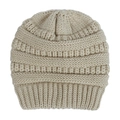 Dettaglio del cappello neonato beige lavorato a maglia con trama spessa e motivi a costine - Beige