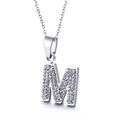 Collier moderne avec pendentif lettre M argentée et pavé de cristaux étincelants - Lettre M(KN89528-K)