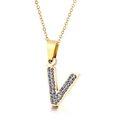 Elegante ciondolo lettera V in oro con cristalli incastonati su una sottile catena - Lettera V (KN89547-K)