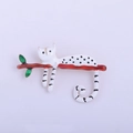Spilla gatto in smalto con gattino maculato bianco su ramo rosso e foglie verdi - YNCP3150 Bianco