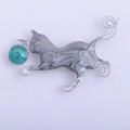 Spilla a forma di gatto in smalto marmorizzato grigio con una sfera di vetro verde - YNCP4204 Grigio