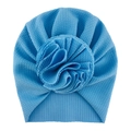 Dettaglio del turbante blu per neonati con trama a nido d'ape e grande fiore in tessuto - Taglia unica / N. 7 Blu Chiaro