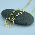 Collar de cadena de clip dorado con colgante de candado de corazón y micro circonitas - Corazón