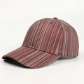 Dettaglio del berretto da baseball a righe verticali rosse e bianche in tessuto twill - Rosso Scuro